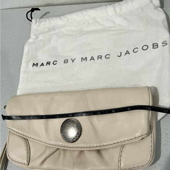 Marc Jacobs w/Dust Bag - Dual Compartment Leather Wristlet in Cream - Picture 7 of 9
